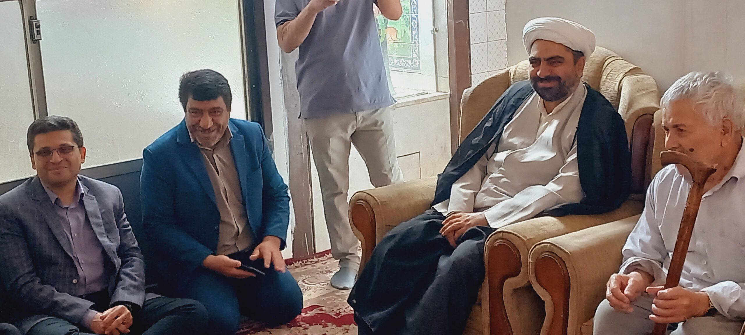 به مناسبت هفته دفاع مقدس انجام شد/حضور مدیرعامل شرکت مدیریت تولید برق کرمان در گلزار شهدای شهر باغین و دیدار با خانواده شهید حسین شجاعی
