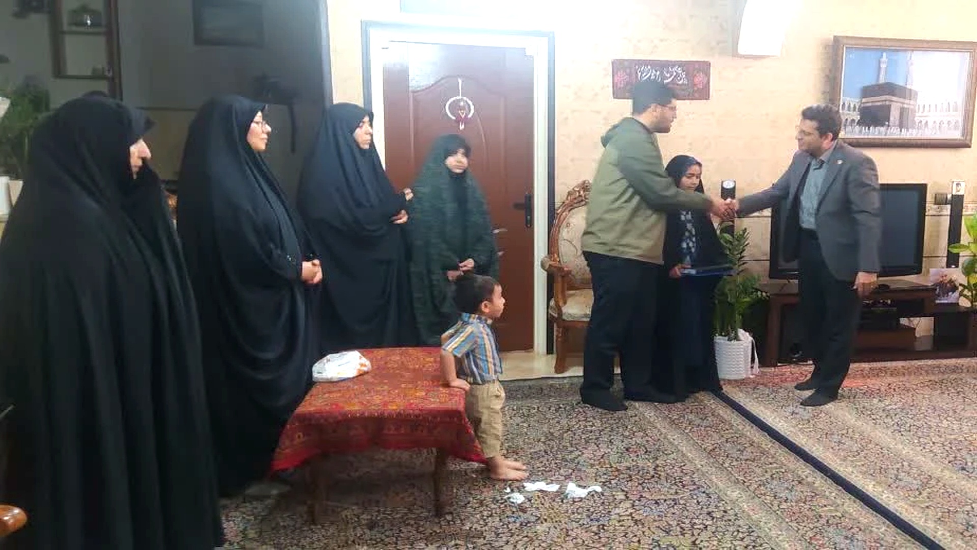 دیدار مدیرعامل شرکت مدیریت تولید برق کرمان با خانواده شهید احد زرنگی‌پور